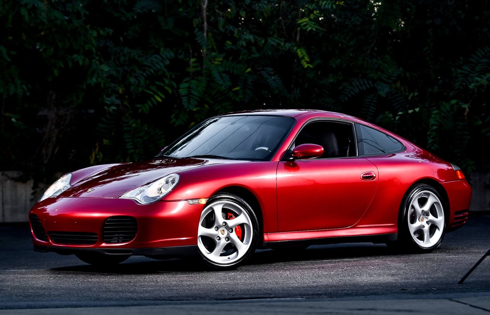 Porsche 911/996: El Maestro Marca Cátedra en el Infierno Verde