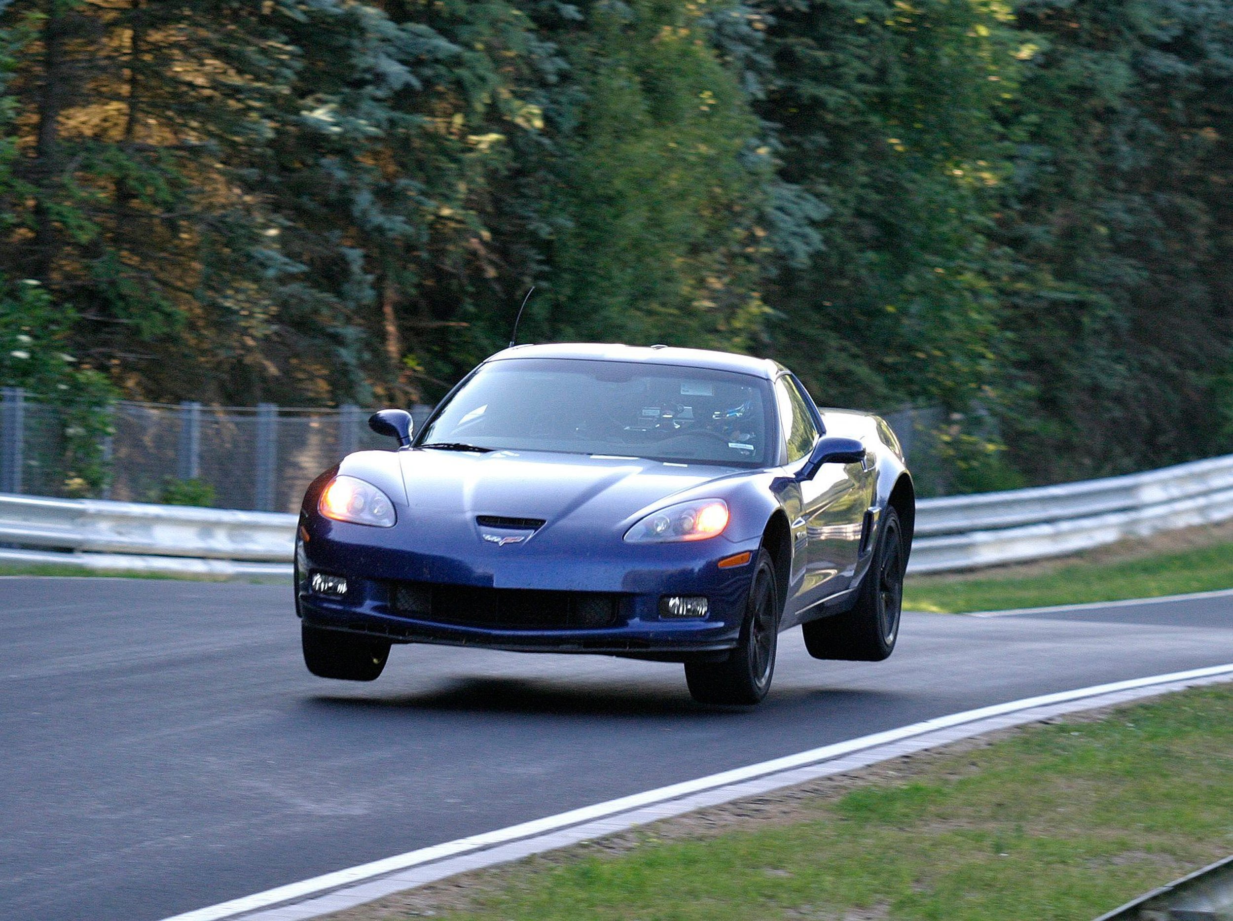 Corvette Z06 C6: Pura Fuerza Americana en el Infierno Verde