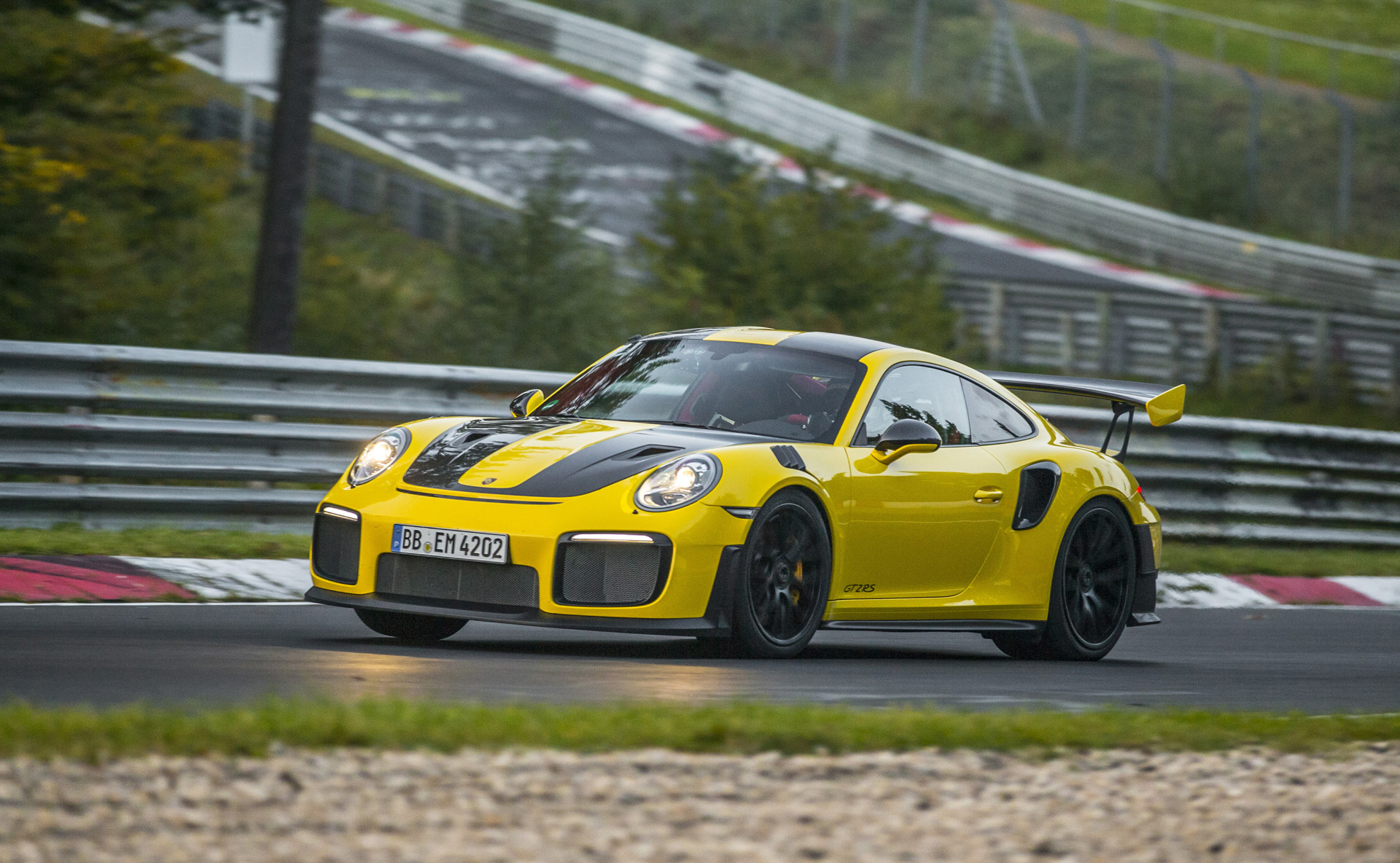 Porsche 911 GT2 RS (991): Una Máquina de Batir Récords en Pista
