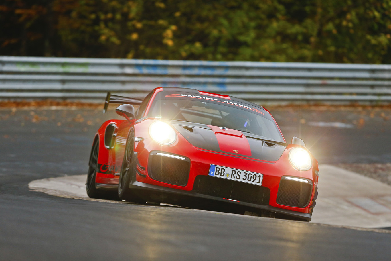 El Porsche 911 GT2 RS de Manthey Racing, el Coche de Calle Más Rápido en Nürburgring